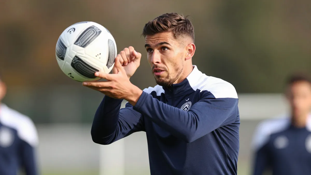 Swansea City are making progress towards securing a deal for Ross Stewart, a free agent striker who recently left Southampton